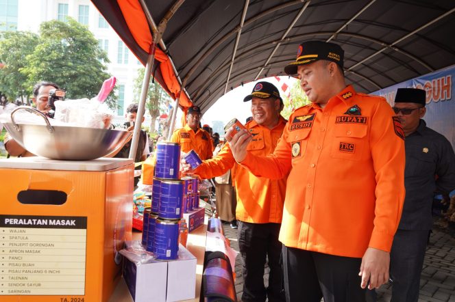 
					Bupati Pasuruan didampingi Kepala BPBD saat melakukan pengecekan kelengkapan kesiapsiagaan bencana