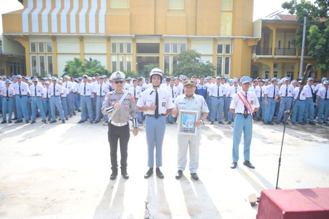 
					Salah satu siswa SMKN 1 Bangil saat mendapatkan penghargaan dari Satlantas Polres Pasuruan