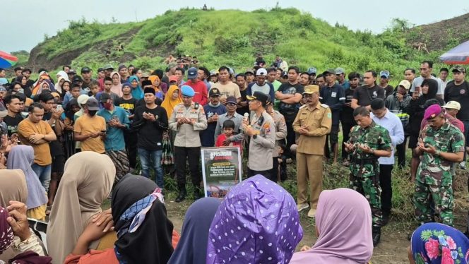 
					Kapolres Pasuruan Kota saat berada ditengah masyarakat yang melakukan aksi unjuk rasa