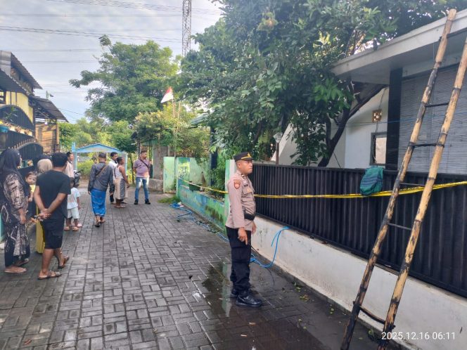 
					Petugas saat memantau pemadaman api di rumah warga yang terbakar