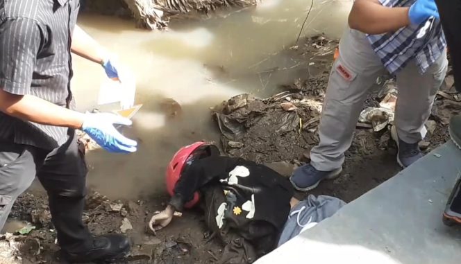 
					Mayat perempuan yang tergeletak di sungai