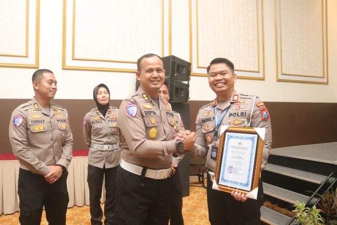 
					Kasat Lantas Polres Pasuruan saat menerima penghargaan dari Ditlantas Polda Jatim