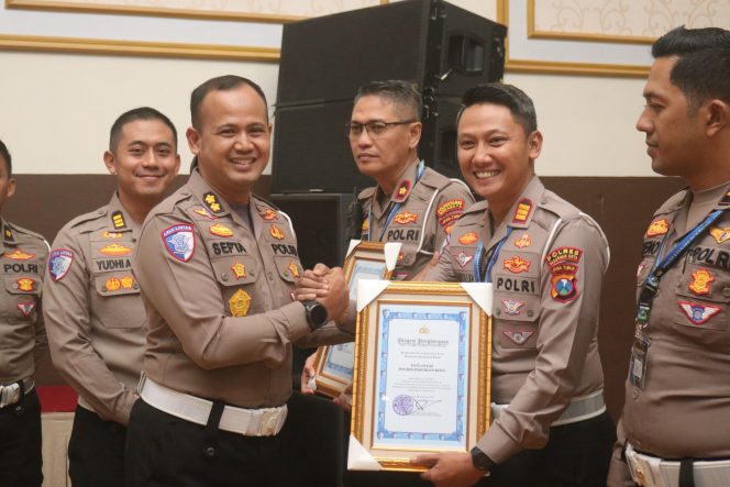 
					Kasat Lantas Polres Pasuruan Kota saat menerima penghargaan dari Ditlantas Polda Jatim