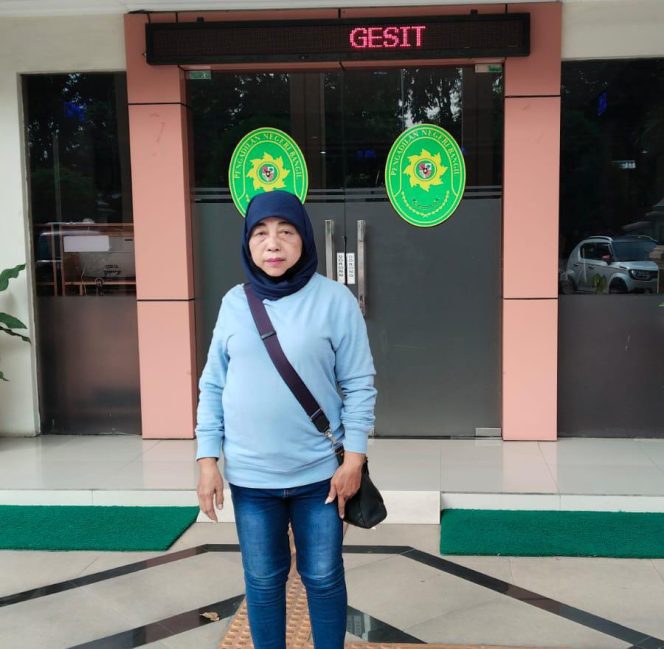 
					Sampunah, yang datang ke Pengadilan Negeri Bangil untuk menjadi saksi dipersidangan pertama