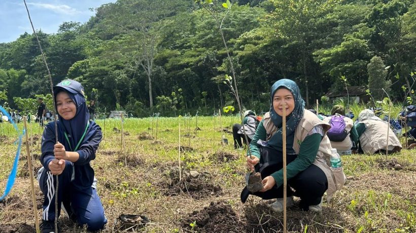 Cegah Kerusakan Alam, Ratusan  Siswa-Siswi Gelar Aksi Tanam Pohon Di Sungai Welang