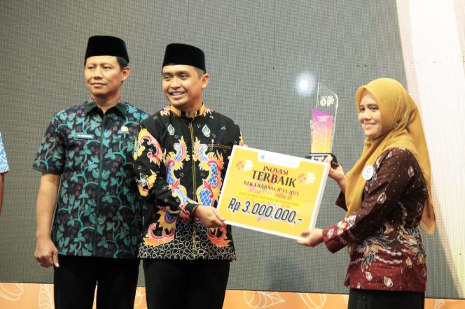 
					Wali Kota Pasuruan saat menerima penghargaan