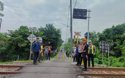 Minimalisir Kecelakaan, Satlantas Polres Pasuruan Cek Jalur KA dan Tutup Akses Mobil di Perlintasan Tanpa Palang