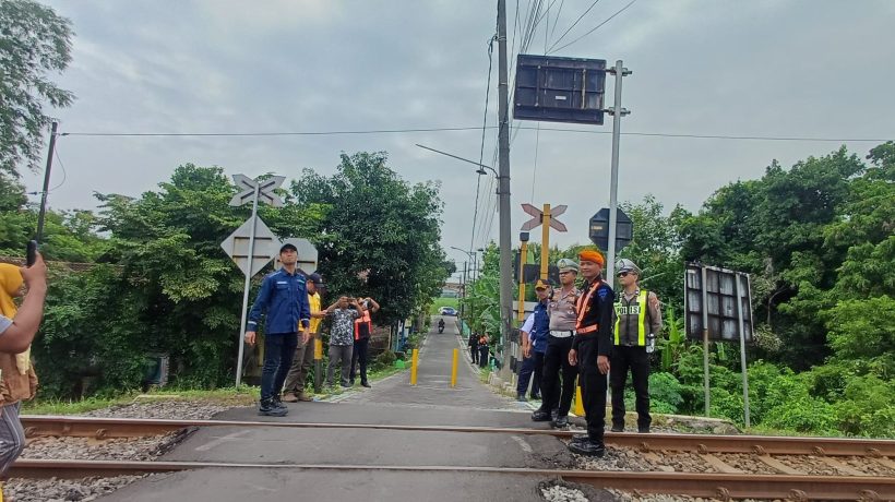 Minimalisir Kecelakaan, Satlantas Polres Pasuruan Cek Jalur KA dan Tutup Akses Mobil di Perlintasan Tanpa Palang