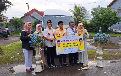 Gelar Reses DPR RI, Misbakhun Serahkan Mobil Sekolah