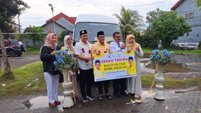 
					Misbakhun saat menyerahkan unit mobil sekolah