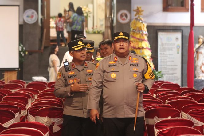 
					Kapolres Pasuruan saat mendatangi Gereja Katolik Santa Theresia Pandaan