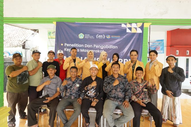 
					Mahasiswa STEBI program RPL saat foto bersama dosen, pembina dan Kepala Desa Wonokerto