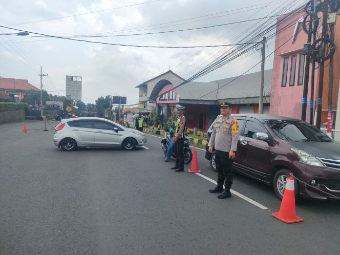 
					Petugas yang berjaga di salah satu tempat wisata di Kabupaten Pasuruan