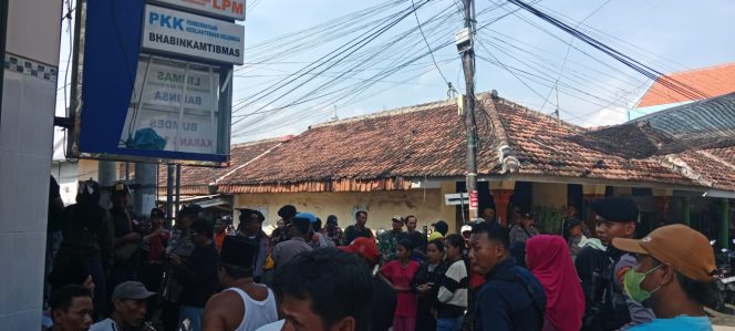 
					Puluhan perangkat Desa Kalirejo, Kecamatan Kraton saat menyerbu kantor desa