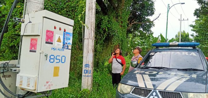 
					PLN dan petugas kepolisian saat berada dilokasi pencurian kabel listrik