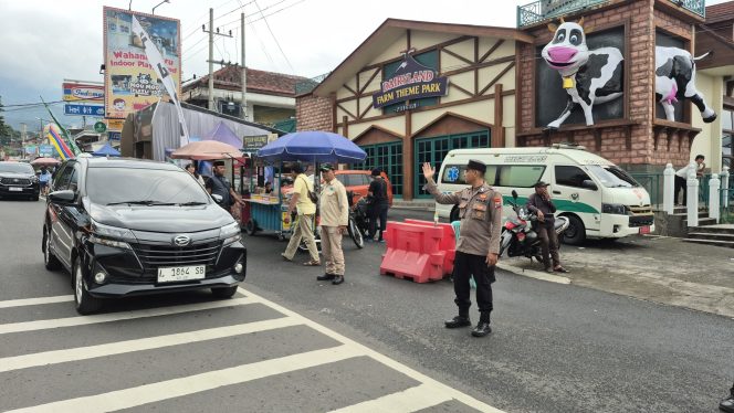 
					Petugas saat menjaga keamanan dan arus lalu lintas di Cimory Prigen