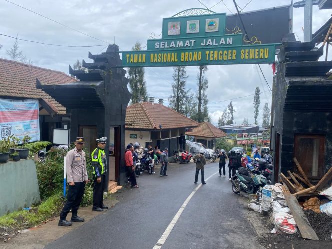 
					Petugas saat berjaga di pintu masuk Bromo
