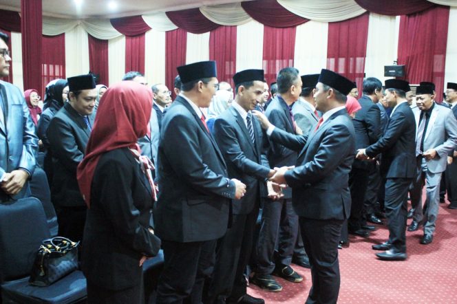 
					Wali Kota Pasuruan saat memberikan ucapan selamat usai melantik pejabat Pemkot Pasuruan