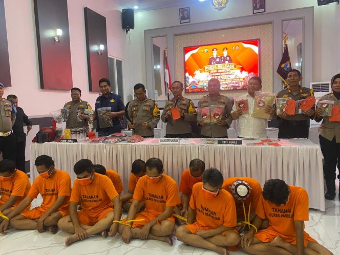 
					Polres Pasuruan saat menggelar para tersangka dan barang bukti