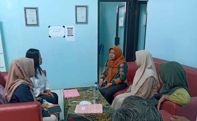 
					Keluarga SF saat meminta perlindungan ke UPTD PPA Kabupaten Pasuruan