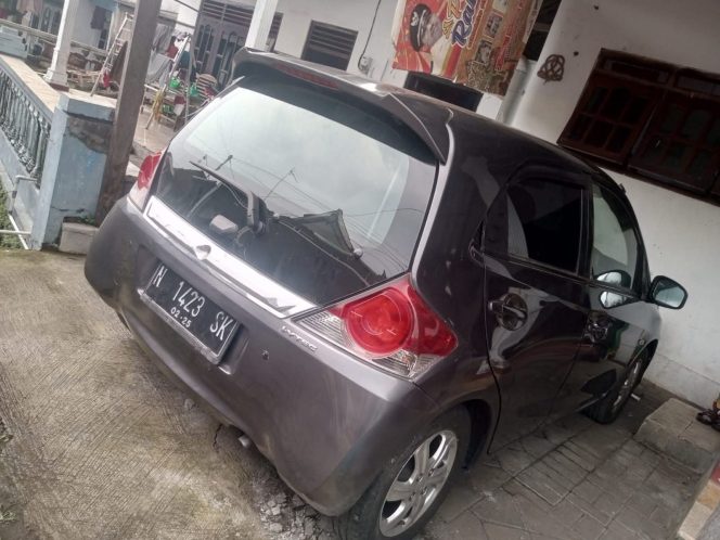 
					Mobil Brio yang amblas digondol komplotan