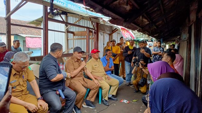 
					Bupati Pasuruan saat menemui eks pedagang pasar Gondanglegi