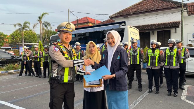 
					Anggota Satlantas Polres Pasuruan saat memberikan penghargaan