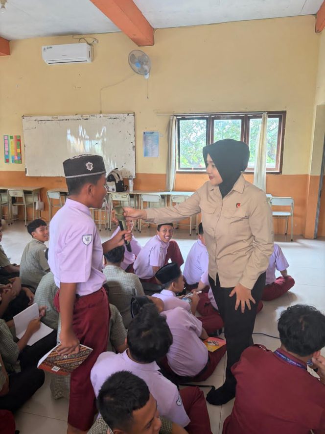 
					Anggota Satresnarkoba Polres Pasuruan saat menggelar sosialisasi di sekolah Al-Uswah Bangil