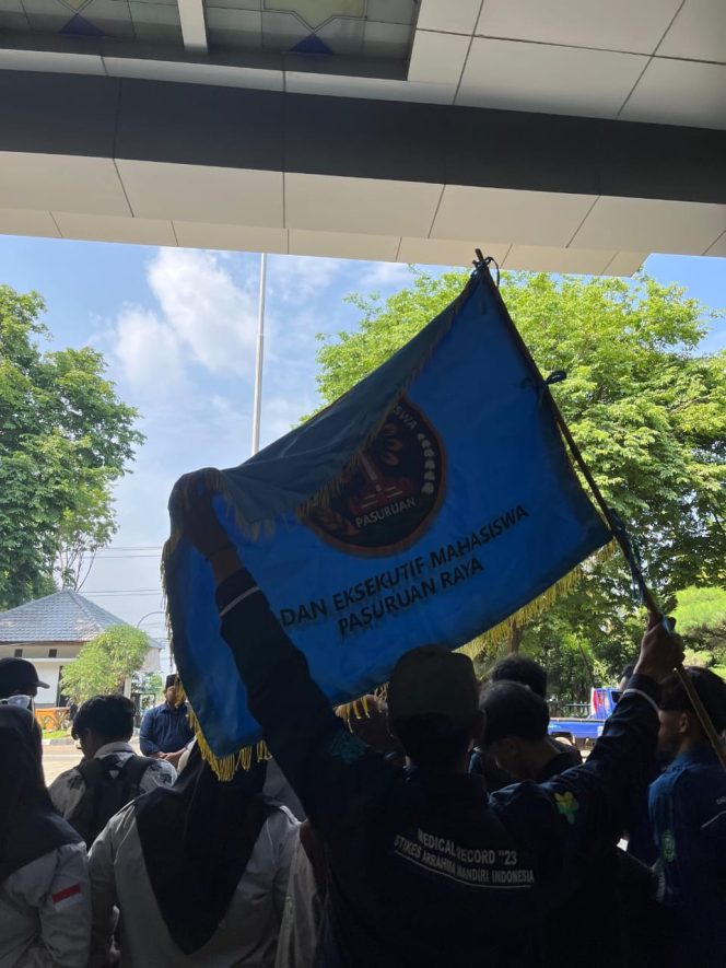 
					BEM Pasuruan Raya saat menyerbu Kantor DPRD Kabupaten Pasuruan