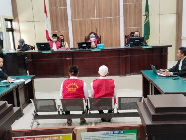 Kedua terdakwa saat berada dihadapan majelis hakim Pengadilan Negeri Bangil