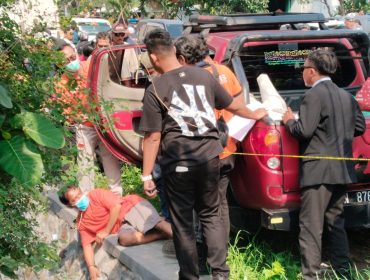 Pelaku saat memperagakan adegan demi adegan saat melakukan pembunuhan