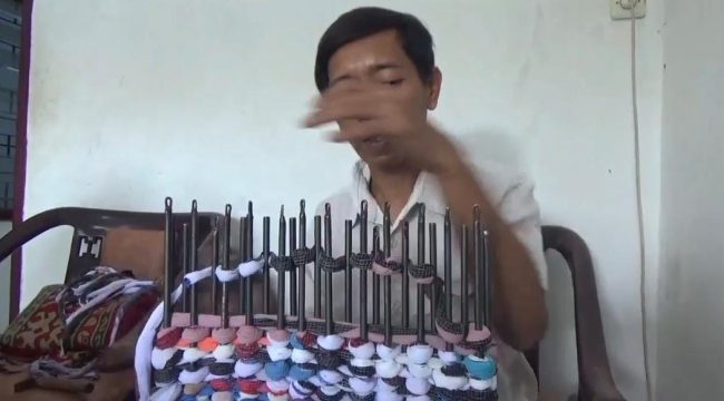 Salah satu penyandang disabilitas yang membuat keset