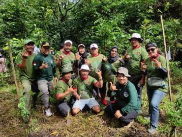 Penanaman bibit pohon