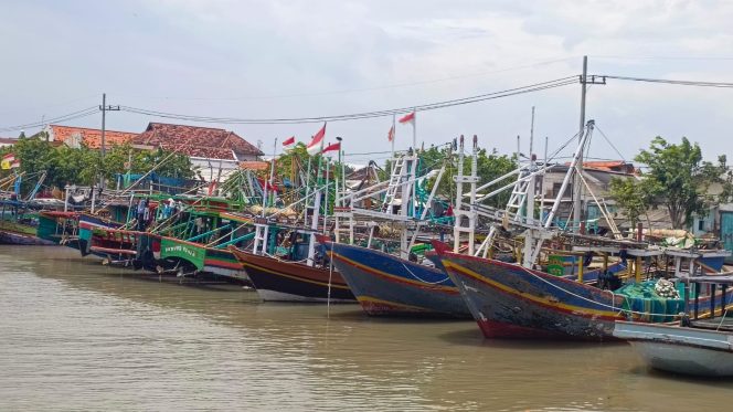 
					Kapal nelayan yang terparkir di pelabuhan Kota Pasuruan
