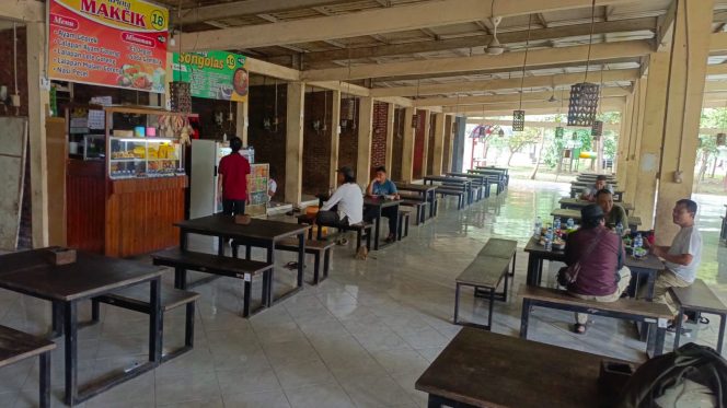 
					Suasana sentra kuliner di rest area bang kodir Bangil