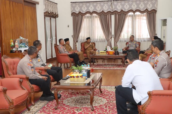 
					Kapolres Pasuruan Kota saat berkunjung ke Rumah Dinas Wali Kota Pasuruan