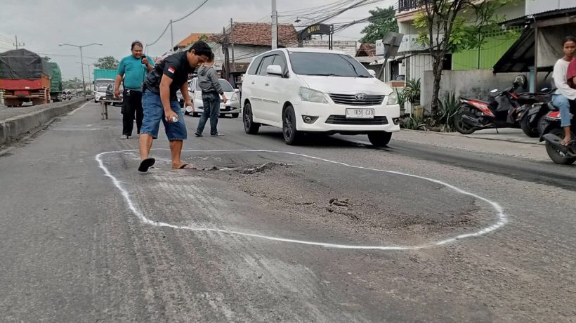 Antisipasi Kecelakaan, Relawan Pasuruan Tandai Dan Tambal Jalan Rusak