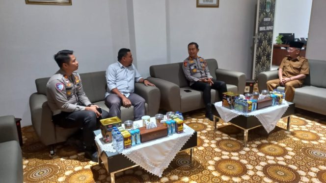 
					Kapolres Pasuruan AKBP Harto Agung Cahyono saat mengunjungi Wakil Bupati Pasuruan Shobih Asrori