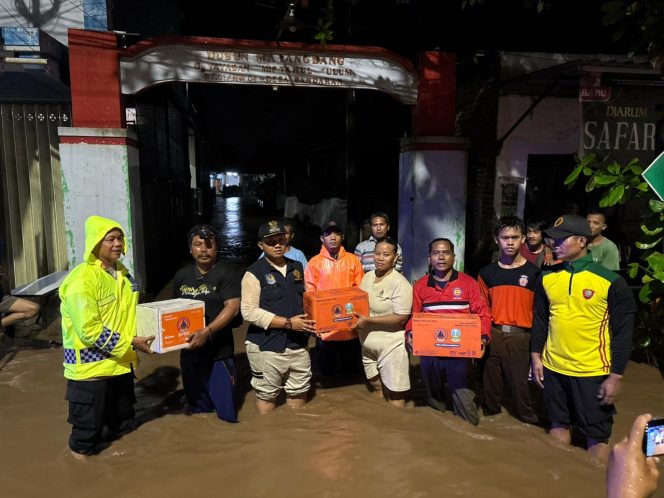 
					Polsek Winongan dan BPBD Kabupaten Pasuruan saat bersinergi membantu korban banjir
