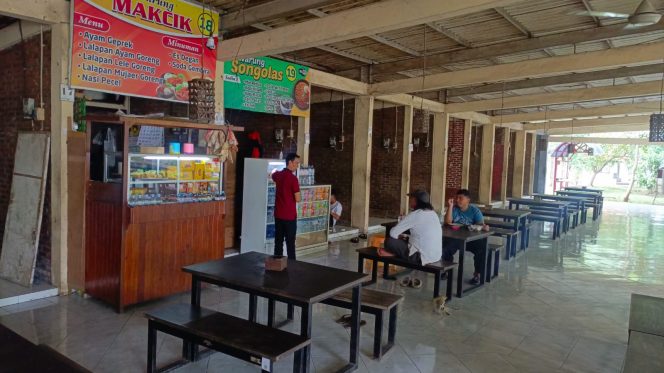 
					Kondisi sentra kuliner Bang Kodir yang sepi pengunjung