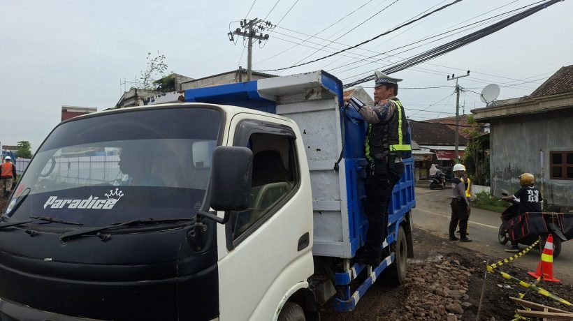 Satlantas Polres Pasuruan Kota Tertibkan Truk Pengangkut Tanah Proyek Sekolah Rakyat
