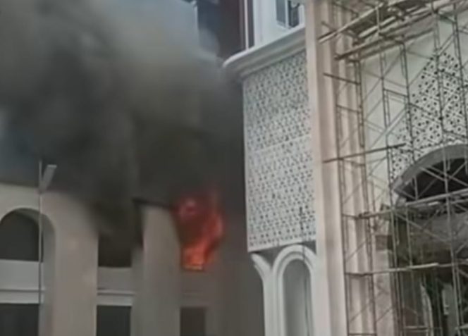 
					Api yang nampak berkobar terlihat di salah satu jendela kamar santri