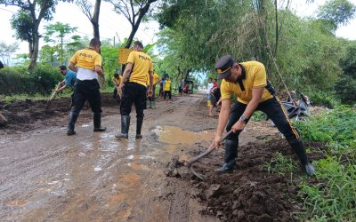 Polsek Winongan Bersama Warga Gelar Bakti Sosial Bersihkan Lumpur Pasca Banjir