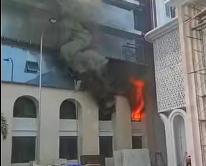 
					Kobaran api saat terjadinya kebakaran di pondok pesantren DALWA 5