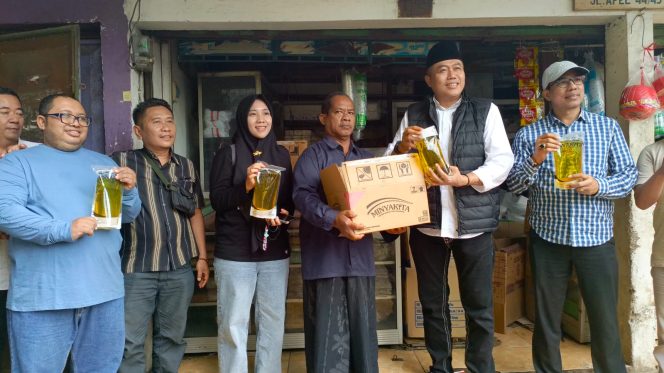 
					Kepala Diskoperindag Kabupaten Pasuruan saat ikut mendistribusikan Minyakita kepada pedagang di Pasar Bangil