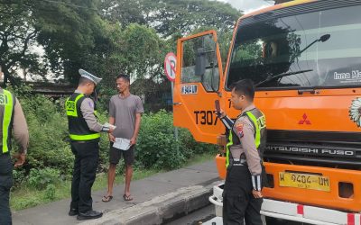 Jadi Pemicu Kecelakaan, Satlantas Polres Pasuruan Tindak Tegas Truk Parkir di Bundaran Apollo