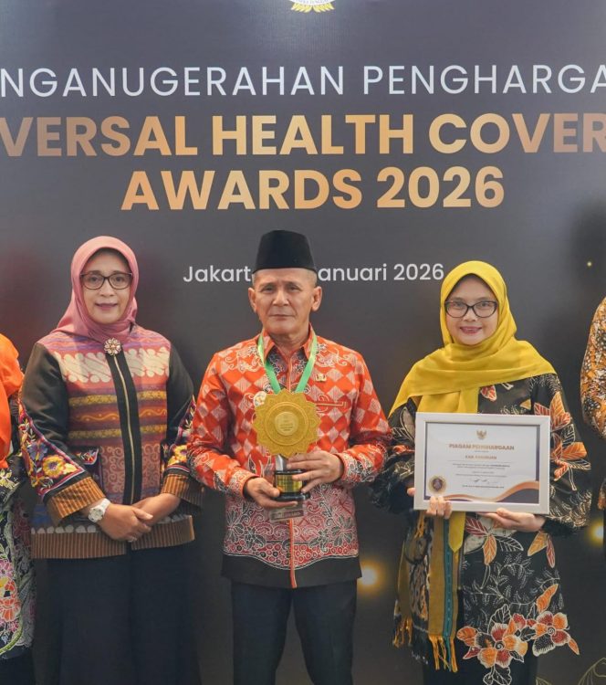 
					Wakil bupati dan Kepala dinas kesehatan saat menerima penghargaan UTC