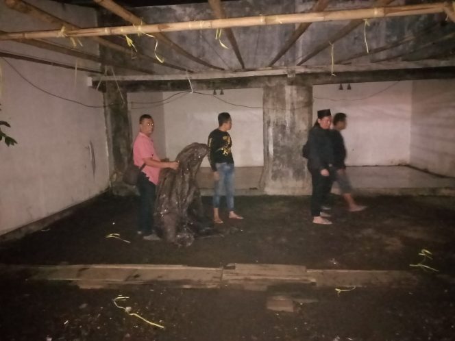 
					Petugas saat mendatangi lokasi yang diduga sebagai tempat perjudian