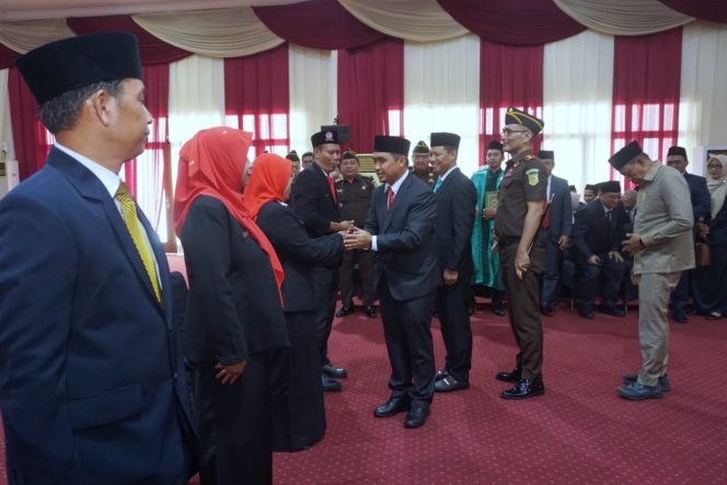 
					Wali Kota Pasuruan saat mengikuti prosesi pelantikan