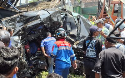 Diduga Kurang Konsentrasi , Sopir Avanza Tewas Terjepit Ditabrak Truk Muatan Pasir